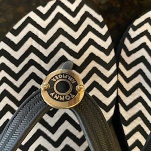 tommy hilfiger flip flops